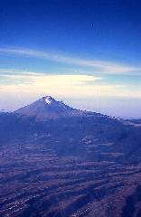 Blick vom Flugzeug auf Mexikos höchsten Vulkan Popocatepetl