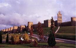 Die Stadtmauern von Ávila bei Tag