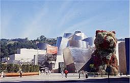 Das Guggenheim-Museum von Frank O. Gehry, davor die Blumenskulptur "Puppy" von Jeff Koons