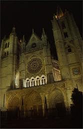 Die Kathedrale von Leon bei nächtlicher Beleuchtung