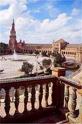 Die kachelgeschmückte Plaza España in Sevilla