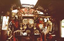 Glänzendes Messing im Führerstand des Choo Tjoe