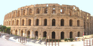 Die beeindruckende Front des Amphitheaters