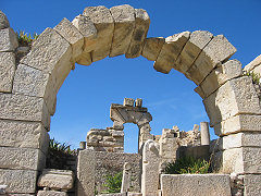 Stehen gebliebene Römerbögen