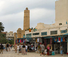 Blick über Souvenirstände zum Ribat