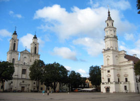 Franziskanerkirche (links) und Rathaus in Kaunas
