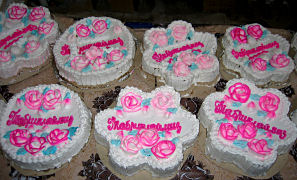 Am Basar: farbenfrohe Torten