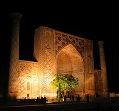 Registan-Platz bei Nacht