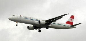 AUA Airbus 321 vor regnerischem Himmel