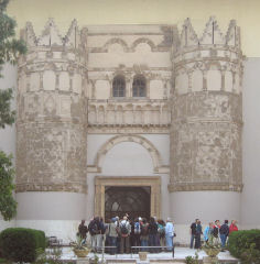 Eingang zum Nationalmuseum durch das Portal des Omayyadischen Wüstenschlosses Qasr al-Heir