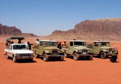 Jeepflotte / Bei den Felsgravuren