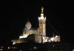 Nächtlicher Blick über den alten Hafen auf die Wallfahrtskirche Notre Dame de la Garde