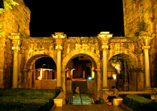 Antalya bei Nacht: Hadrianstor