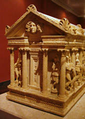 kunstvolle Sarkophage im archäologischen Museum