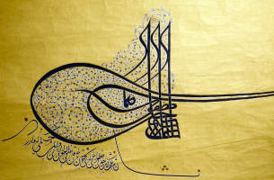 Im Museum für türkische und islamische Kunst: kalligraphisches Sultanzeichen