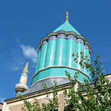 Wahrzeichen von Konya: der türkise Turm des Mevlana-Klosters