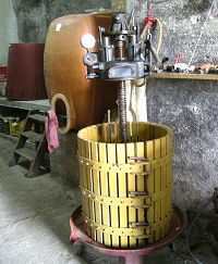 Handwerkliche Traubenpresse in einem Weinkeller in Barile