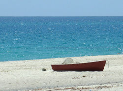 Fischerboot am Strand von Falerna