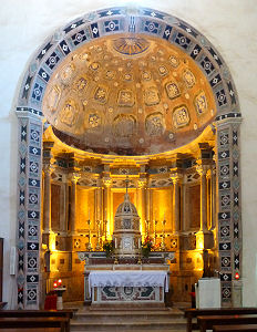 Prachtvoller Nebenaltar in einer der Apsiden des Doms von Gerace