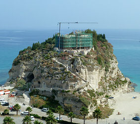 Blick auf die eingerüstete Kirche Santa Maria del Isola