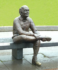 Schirmlose Skulptur im verregneten Fort William