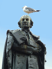 Respektlose Möwe auf der Statue des schottischstämmigen ehemaligen britischen Premierministers William Ewart Gladstone