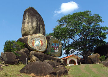 Patriotisch bemalte Granitfelsen am Wegesrand