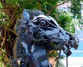 Metallpferd im Hotel Camino Real, Santa Cruz