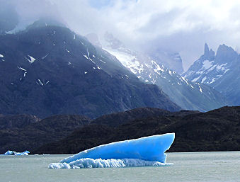 Funkelnd blauer Eisberg im Lago Grey