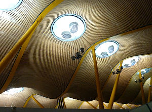 Gewellte Dachkonstruktion in Madrids Flughafen Barajas