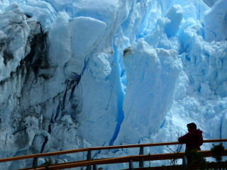 Blick auf die  Gletscherwand von der Passerelle