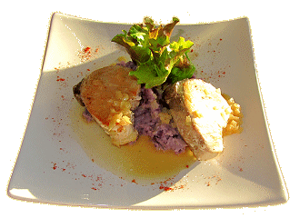 Direkt am Meer genießen wir Kanakana (eine Art Thunfisch) auf Süßkartoffelpüree während die Sonne prachtvoll untergeht