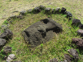 Verwitterter und halb im Boden versunkener Moai-Kopf beim Ahu Vinapu