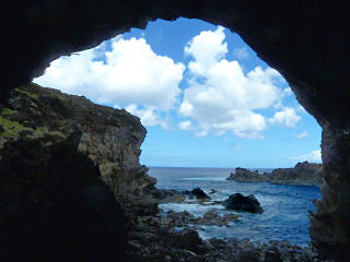 Blick aus der Höhle Ana Kai Tangata aufs Meer