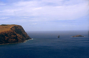 Anflug auf die Osterinsel mit Blick auf die vorgelagerten Inselchen, die im Vogelmannkult eine wichtige Rolle spielen