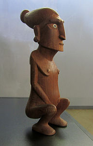 Altes Kultobjekt im kleinen Inselmuseum