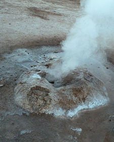 Dampfendes Austrittsloch im Geysirfeld 'El Tatio'