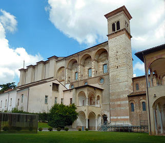 Im Museumskomplex Santa Giulia: Blick auf Nonnenchor und Kirche Santa Giulia