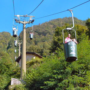Umlaufseilbahn mit offenen 2er-Stehkabinen auf den Sasso del Ferro