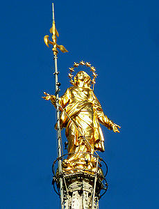 'La Madonnina' - Goldene Statue der Jungfrau Maria als höchster Punkt des Mailänder Doms