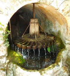 Altes Wasserrad im Gutshof La Granja