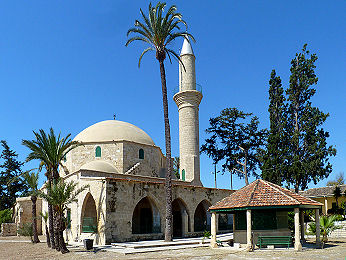 Die Hala Sultan Teke Moschee an einem Salzsee gelegen