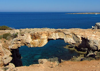 Naturbrücke aus Stein im Naturschutzgebiet Cabo Greco