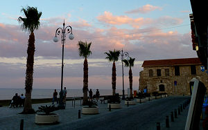 Larnakas Strandpromenade mit Kastell am Abend