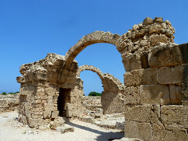 Stehen gebliebene Rundbögen der Festungsruine Saranda Kolones