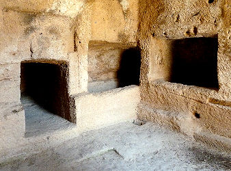 Aus dem Sandstein gehauene Gräber wohlhabender Familien in Nea Paphos
