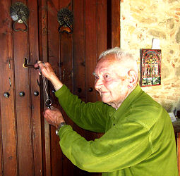 Der Hüter des Schlüssels zur völlig unscheinbaren Timios Stavros tou Agiasmati-Kirche