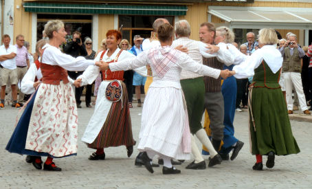 Volkstanzgruppe beim Mittsommer-Aufmarsch in Eksyö