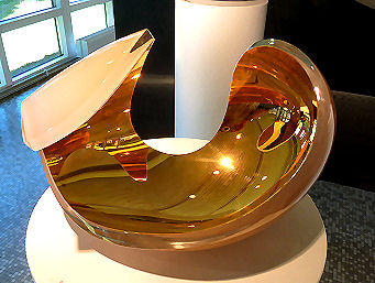 Beeindruckende organisch geformte Glasschale der Ausstellung der Glashütte Kosta