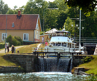 Schiffabsenken in einer der vielen Schleusen des Göta-Kanals